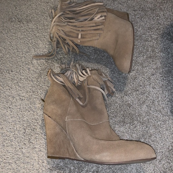 Chinese Laundry tan suede boots with fringe wedges size 9.5 - Picture 6 of 8